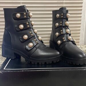 I’m selling my Karl lagereld Paris boots that I worn one time for a few hours.